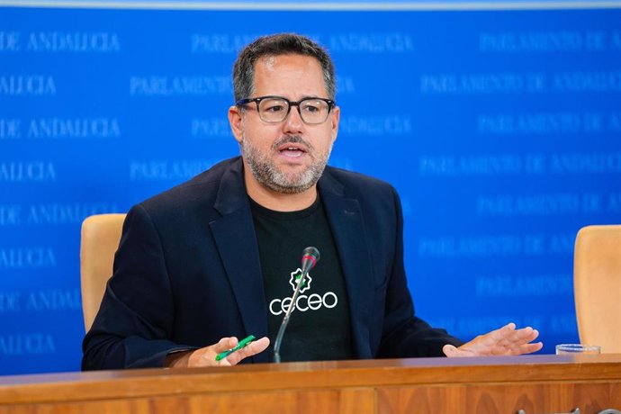 El portavoz de Adelante Andalucía, José Ignacio García, en rueda de prensa en el Parlamento.