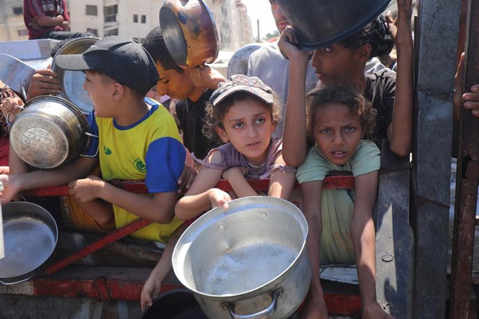 28 de agosto de 2025, Cidade de Gaza, Faixa de Gaza, Território Palestino: Os palestinos esperam para receber alimentos de uma cozinha beneficente depois que o monitor global da fome, a Classificação Integrada da Fase de Segurança Alimentar (IPC), disse q
