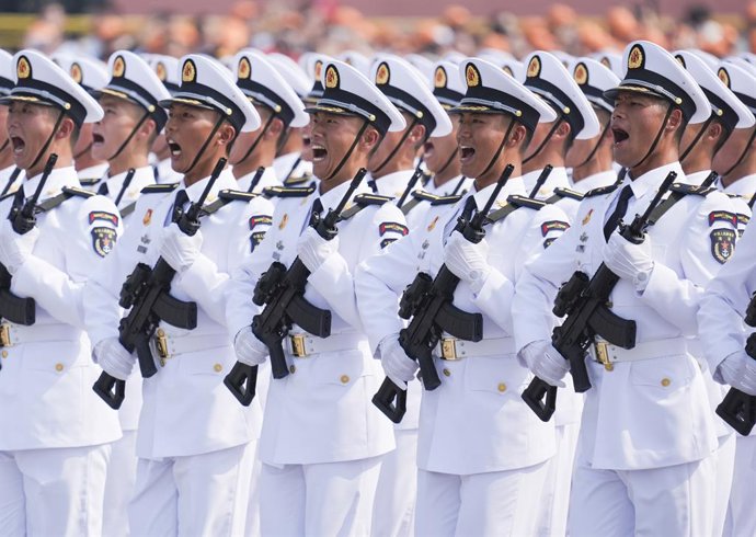 PEQUIM, 3 de setembro de 2025 -- A formação da Marinha do Exército de Libertação do Povo Chinês participa de um desfile militar em Pequim, capital da China, em 3 de setembro de 2025. Na quarta-feira, a China realizou uma grande reunião para comemorar o 80