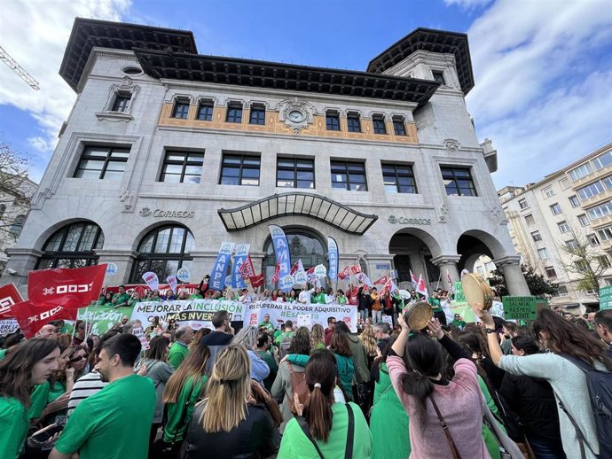 Archivo - Manifestación de los docentes por la adecuación retributiva en Santander