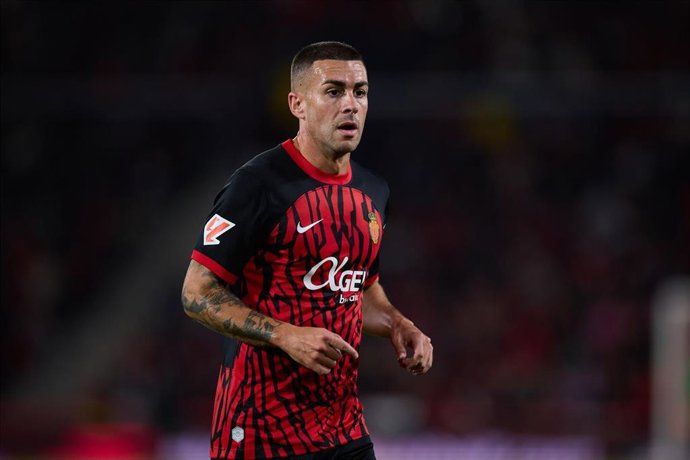 Archivo - El centrocampista del RCD Mallorca Dani Rodríguez, ante el FC Barcelona en Son Moix.