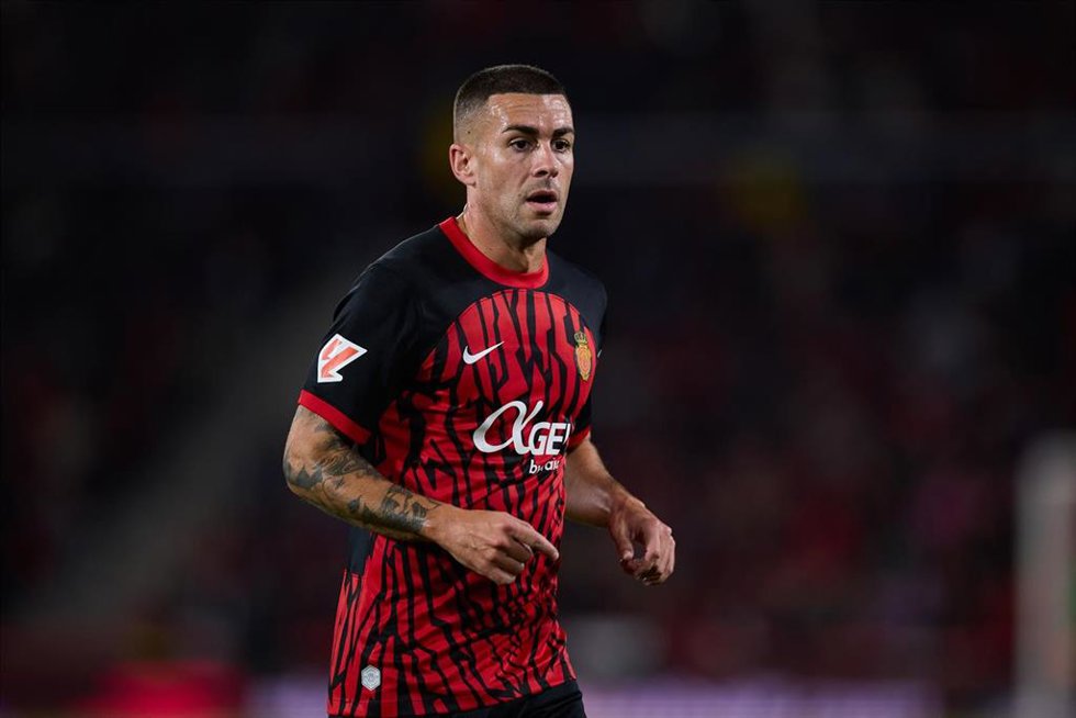 Archivo - El centrocampista del RCD Mallorca Dani Rodríguez, ante el FC Barcelona en Son Moix.