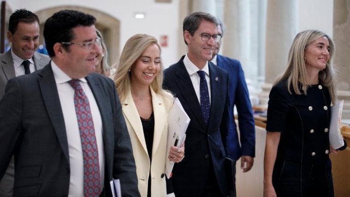 El presidente del Gobierno riojano, Gonzalo Capellán, llega al Parlamento con la portavoz del PP, Cristina Maiso, la presidenta del Parlamento, Marta Fernández Cornago, y el consejero de Hacienda, Alfonso Domínguez