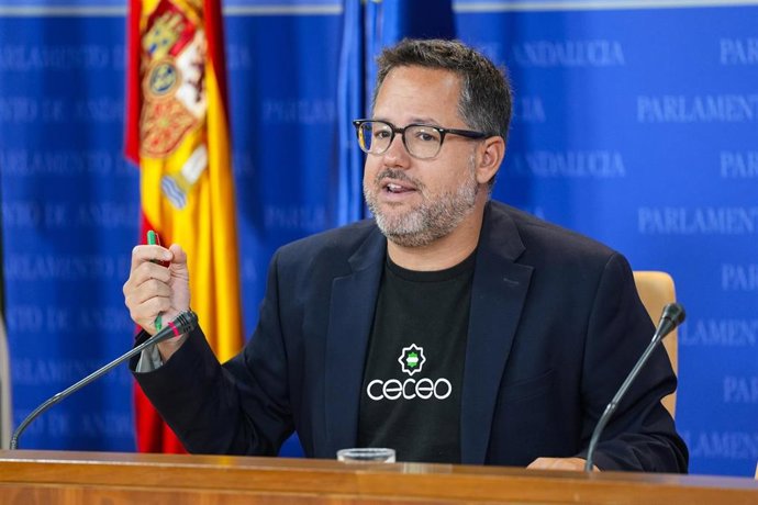 El portavoz del Grupo Mixto-AdelanteAndalucía, José Ignacio García, durante la ronda de ruedas de prensa de portavoces de los grupos parlamentarios en el Parlamento de Andalucía, a 3 de septiembre de 2025 en Sevilla (Andalucía, España). Los portavoces de 