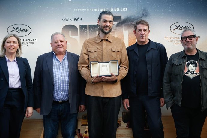 Archivo - Arxiu- El director Oliver Laxe (C) durant el preestreno de la pel·lícula 'Sirât', guanyadora del Premi del Jurado de Cannes, a 25 de maig de 2025, en Navia de Suarna, Lugo, Galícia (Espanya). 