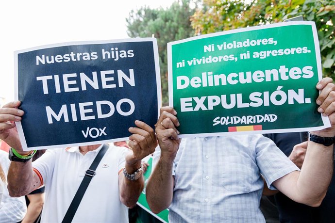Varias personas con carteles protestan contra el centro de Primera Acogida de Hortaleza, a 2 de septiembre de 2025, en Madrid (España). 