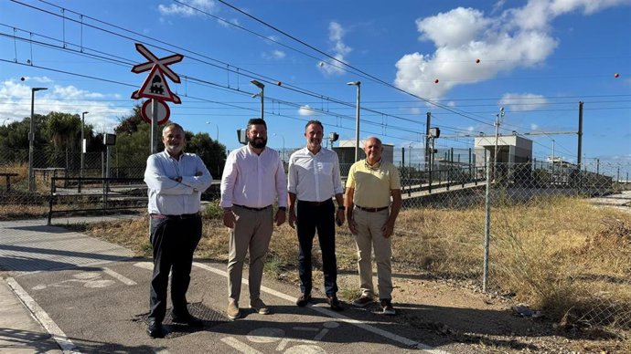 El conseller de Vivienda, Territorio y Movilidad, José Luis Mateo, y el alcalde de Marratxí, Jaume Llompart, acompañado del gerente de SFM, José Ramón Orta, visitan la zona