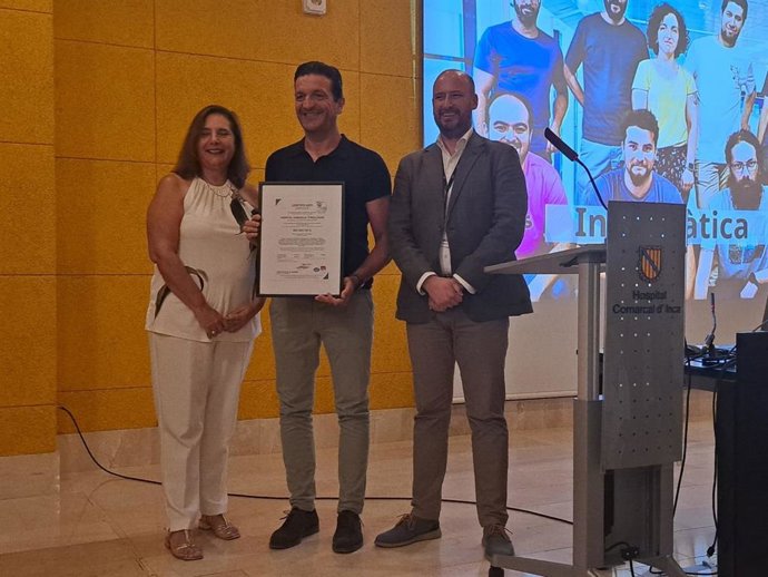 La consellera de Salud, Manuela García, entrega uno de los nuevos certificados de calidad al Hospital Comarcal de Inca.