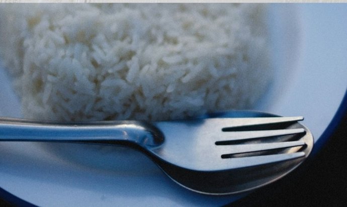 María José Gómez y Verdú, especialista em protocolo: "Somente os pratos de arroz com caldo têm um passe VIP para a colher".