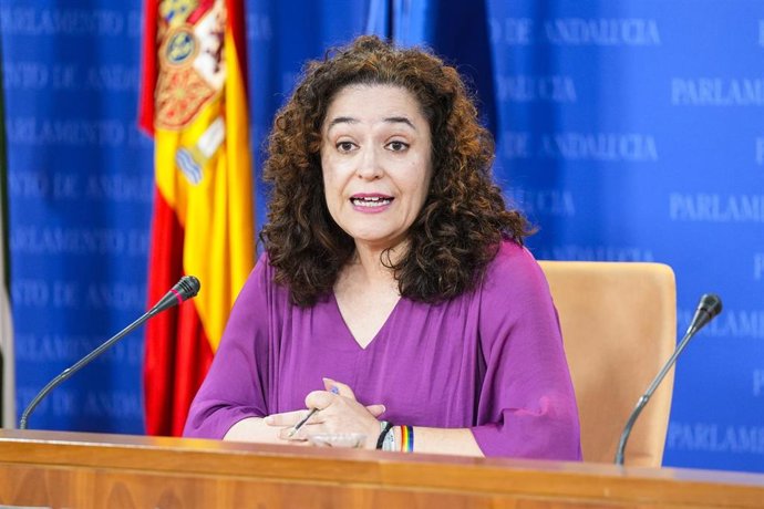 La portavoz del Grupo Por Andalucía, Inmaculada Nieto, durante la ronda de ruedas de prensa de portavoces de los grupos parlamentarios en el Parlamento de Andalucía, a 3 de septiembre de 2025 en Sevilla (Andalucía, España). Los portavoces de los grupos pa