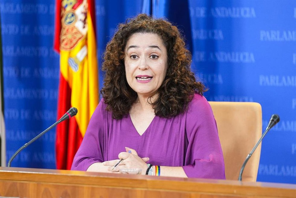 La portavoz del Grupo Por Andalucía, Inmaculada Nieto, durante la ronda de ruedas de prensa de portavoces de los grupos parlamentarios en el Parlamento de Andalucía, a 3 de septiembre de 2025 en Sevilla (Andalucía, España). Los portavoces de los grupos 