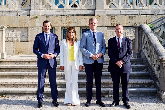 (I-D) El presidente de la Junta de Andalucía, Juan Manuel Moreno; la presidenta del Gobierno de Cantabria, María José Sáenz de Buruaga; el presidente de la Xunta de Galicia, Alfonso Rueda y el presidente de Castilla la Mancha, Emiliano García-Page, posan 