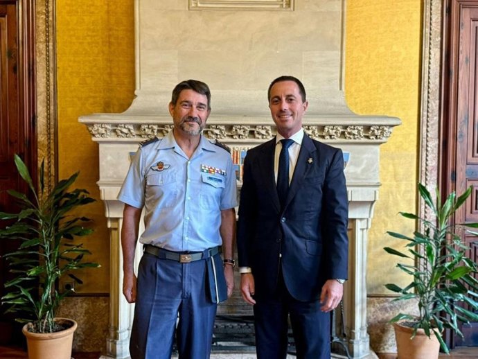 El presidente del Consell de Mallorca, Llorenç Galmés, y coronel jefe de la Base Aérea de Pollença, Alberto Sevilla.