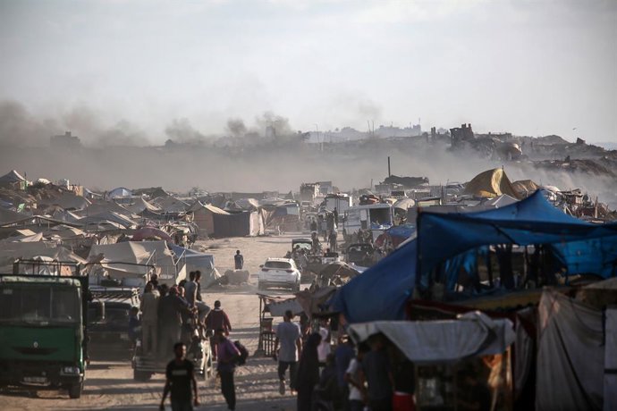 02 de setembro de 2025, Territórios Palestinos, Khan Yunis: Palestinos fogem com seus pertences carregados em veículos, carroças e a pé pela Al-Rashid Street após ameaças militares israelenses de ocupar a Cidade de Gaza devido aos contínuos ataques israel