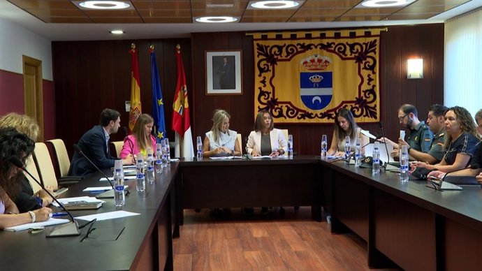 La delegada del Gobierno, Milagros Tolón, y la alcaldesa de Olías del Rey, Charo Navas, presiden la Junta Local de Seguridad del municipio convocada con motivo de las fiestas de la localidad.