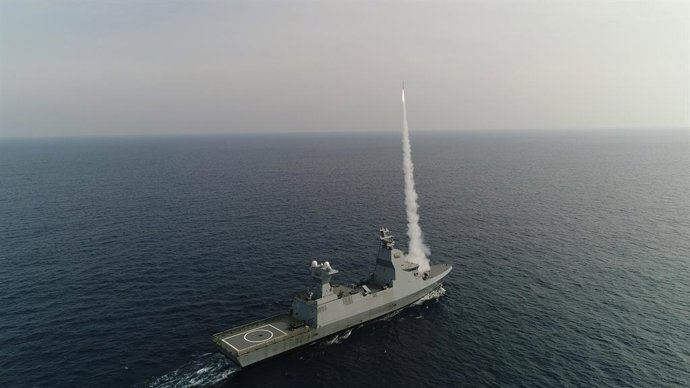 Archivo - Arquivo - O navio da Marinha israelense Saar 6 'Magen' lançando um míssil como parte da expansão do sistema de defesa Iron Dome.