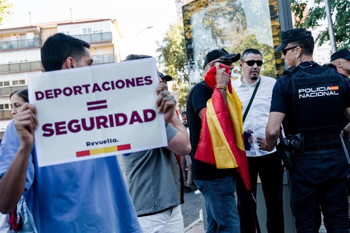 Varias personas con carteles protestan contra el centro de Primera Acogida de Hortaleza, a 2 de septiembre de 2025, en Madrid (España). Ambas han comparecido para denunciar la violación a una niña presuntamente por parte de un menor que se aloja en el cen