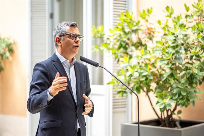 El ministro de la Presidencia, Justicia y Relaciones con las Cortes, Félix Bolaños, atiende a los medios de comunicación tras su reunión con la presidenta del Consejo General del Notariado, Concepción Barrio, en el Palacio de Parcent, a 27 de agosto.