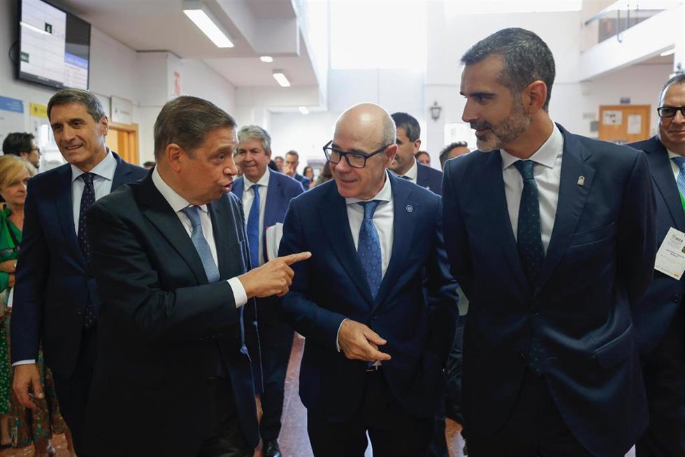 El ministro de Agricultura, Luis Planas (2i), conversa con el rector de la Universidad de Granada, Pedro Mercado (2d), y el consejero de Agricultura, Ramón Fernández-Pacheco. Al fondo a la izquierda el delegado del Gobierno en Andalucía, Pedro Fernández