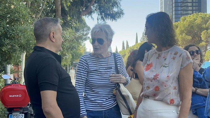 La portavoz del PSOE en el Ayuntamiento de Madrid, Reyes Maroto, visita las obras de soterramiento del paseo de la Castellana junto a unos vecinos, en Madrid, el 3 de septiembre de 2025.