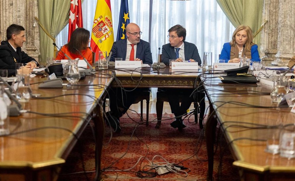 Archivo - El delegado del Gobierno, Francisco Martín (c), el alcalde de Madrid, José Luis Martínez-Almeida (2d), y la vicealcaldesa y delegada de Seguridad y Emergencias, Inma Sanz (d); durante el Consejo y la Junta Local de Seguridad de la ciudad de Ma