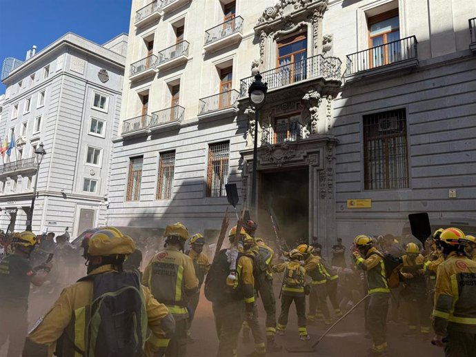 Efectivos de las Brigadas Forestales contratados por Tragsa que trabajan en la Comunidad de Madrid se concentran frente al Ministerio deHacienda para exigir la negociación de un convenio de empresa, en Madrid, el 3 de septiembre de 2025.