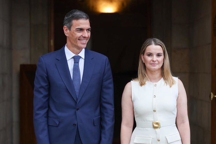 Archivo - El presidente del Gobierno, Pedro Sánchez, y la presidenta de las Islas Baleares, Marga Prohens, durante un encuentro en el Consolat de Mar.