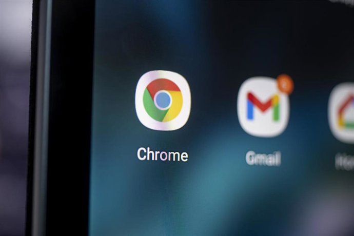 Archivo - El logo de la 'app' de Google Chrome en un teléfono móvil.