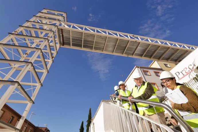 Carnero visita las obras del ascensor para salvar el desnivel de 15 metros entre Avenida de las Contiendas y Plaza Porticada en Valladolid