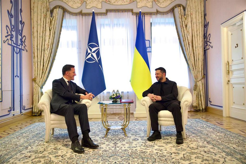 HANDOUT - 22 August 2025, Ukraine, Kiev: NATO Secretary General Mark Rutte (L) meets with Ukrainian President Volodymyr Zelensky. Photo: -/NATO/dpa - ATTENTION: editorial use only and only if the credit mentioned above is referenced in full