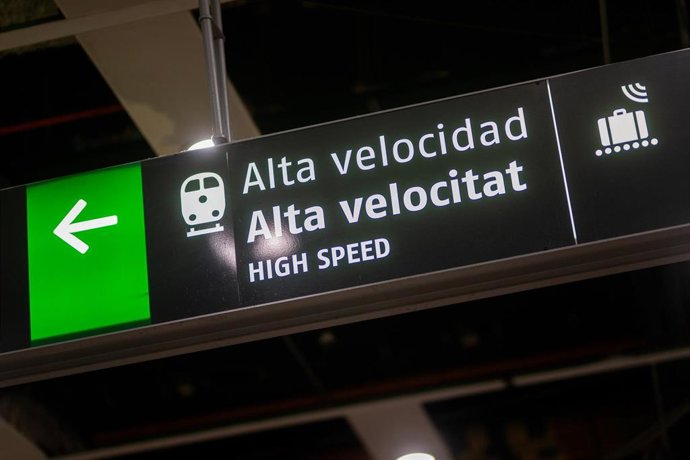 Archivo - Un cartel indica la dirección de los trenes de alta velocidad