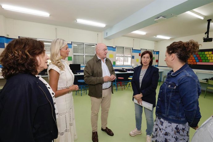 Carnero y Carvajal (2 i), durante la visita al Martín Baró.