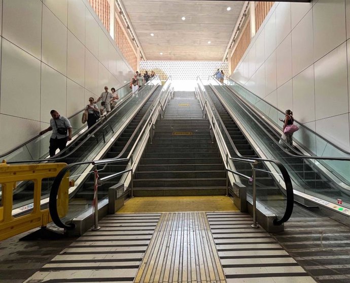 Archivo - Escaleras de la estación Intermodal