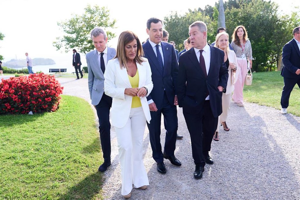 (I-D) El presidente de la Xunta de Galicia, Alfonso Rueda; la presidenta del Gobierno de Cantabria, María José Sáenz de Buruaga; el presidente de la Junta de Andalucía, Juan Manuel Moreno y el presidente de Castilla la Mancha, Emiliano García-Page, a su