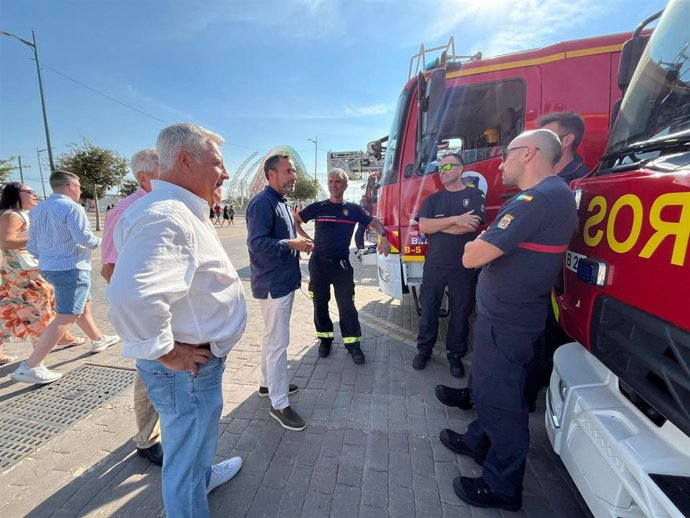 Los concejales socialistas Daniel Pérez y Salvador Trujillo dialogan con miembros del Real Cuerpo de Bomberos de Málaga.