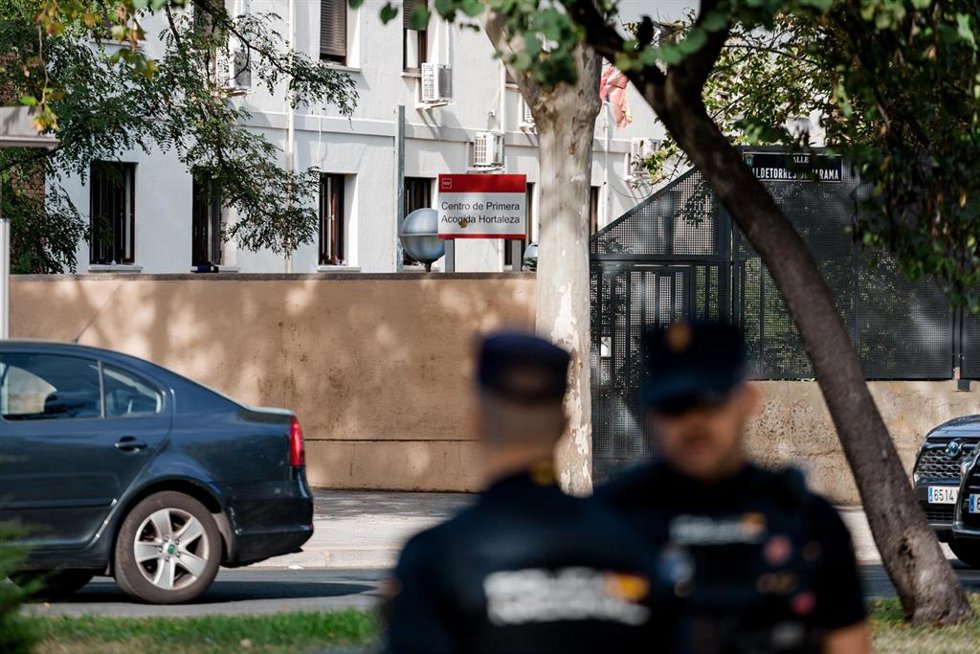 Agentes de la Policía Nacional acordonan el centro de Primera Acogida de Hortaleza