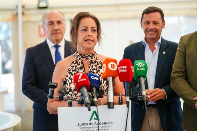 La consejera de Sostenibilidad y Medio Ambiente de la Junta de Andalucía, Catalina García, atiende a los medios en una visita al Centro de Gestión del Medio Marino Andaluz (Cegma) en Algeciras (Cádiz).