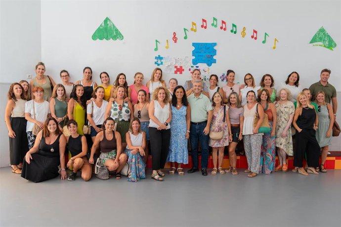 El alcalde de Estepona, José María García Urbano, y la concejala adscrita al área de Educación, María Aguilar, con profesorado del colegio Los Pitufos.