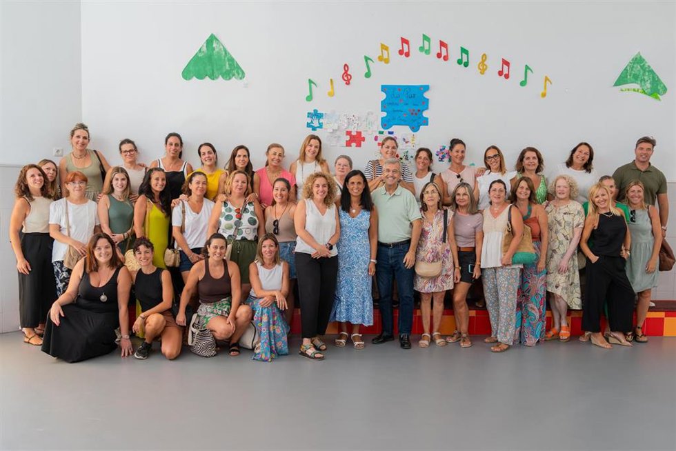 El alcalde de Estepona, José María García Urbano, y la concejala adscrita al área de Educación, María Aguilar, con profesorado del colegio Los Pitufos.