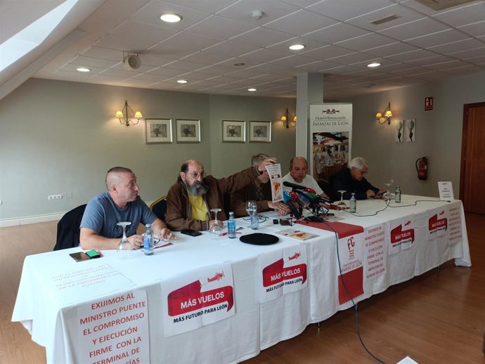 Integrantes de la Plataforma ciudadana 'Más vuelos más futuro para León'.