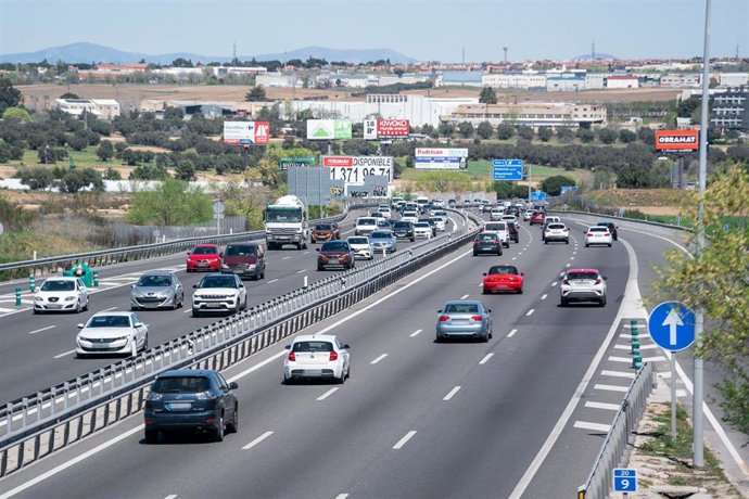 Archivo - Tráfico en la carretera A-5 a su paso por el km 21, a 5 de abril de 2023, en Madrid (España). 