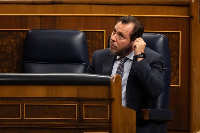Archivo - El ministro de Transportes y Movilidad Sostenible, Óscar Puente, durante una sesión plenaria extraordinaria, en el Congreso de los Diputados, a 22 de julio de 2025, en Madrid (España).