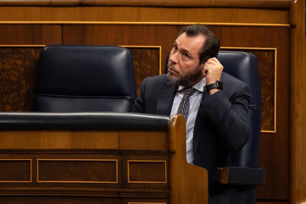 Archivo - El ministro de Transportes y Movilidad Sostenible, Óscar Puente, durante una sesión plenaria extraordinaria, en el Congreso de los Diputados, a 22 de julio de 2025, en Madrid (España).