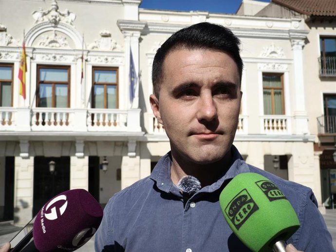 Archivo - El concejal del PSOE en el Ayuntamiento de Guadalajara, Juan Flores, en una foto de archivo.