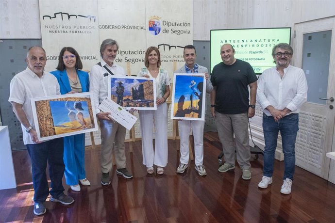 La alcaldesa de Espirdo, María Cuesta (izda), y la diputada Magdalena Rodríguez (centro), con los ganadores del concurso fotográfico Y los organizadores.