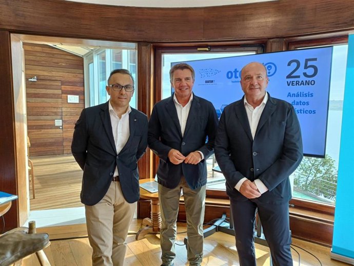 El presidente de la patronal hotelera y hostelera de Asturias (Otea), José Luis Álvarez Almeida, en medio de los vicepresidentes de la patronal de Alojamiento y de Restauración, Fernando Corral y Javier Martínez (dcha), respectivamente.