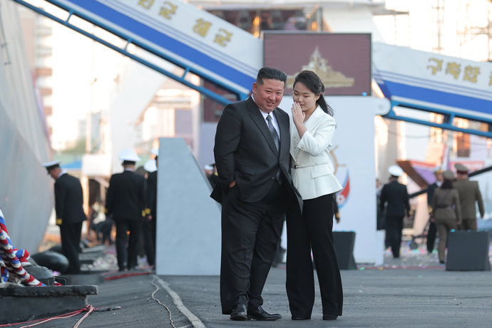 El líder norcoreano, Kim Jong Un, junto a su hija, Kim Ju Ae.