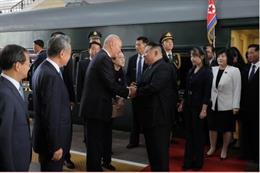 O líder norte-coreano Kim Jong Un cumprimenta o ministro das Relações Exteriores da China, Wang Yi, com sua filha Kim Ju Ae atrás dele.