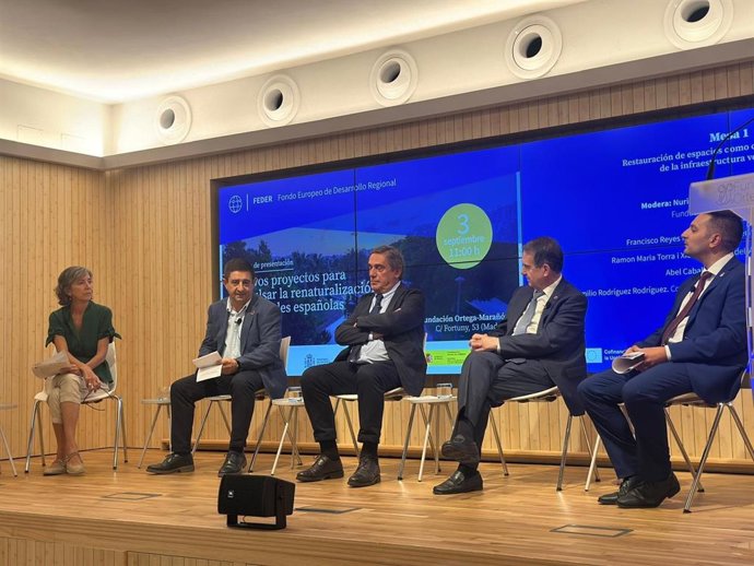 Francisco Reyes (2i) presenta el proyecto Renaturavía en la mesa redonda sobre restauración de espacios.