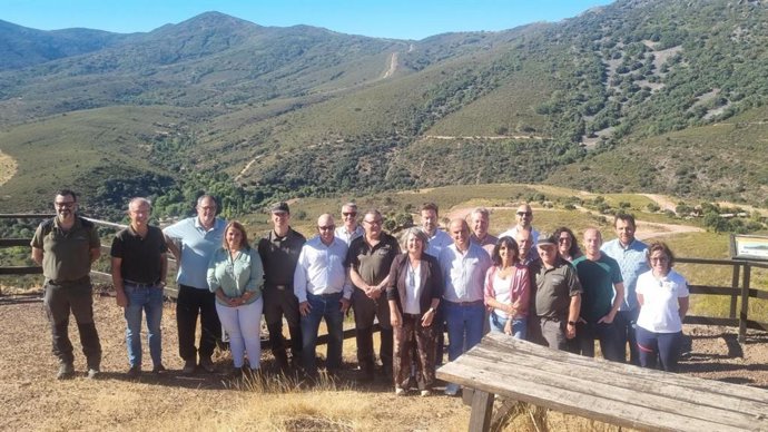 La consejera de Desarrollo Sostenible, Mercedes Gómez, ha visitado el municipio toledano de Los Navalucillos para inaugurar la obra de mejora y acondicionamiento del camino de Las Becerras.